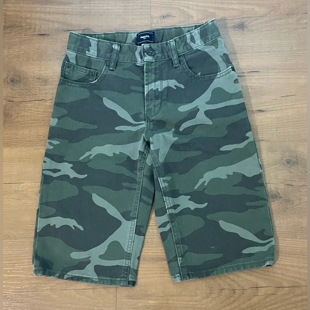 GAP Green Camouflage Shorts 
100 % Cotton * Size: 10